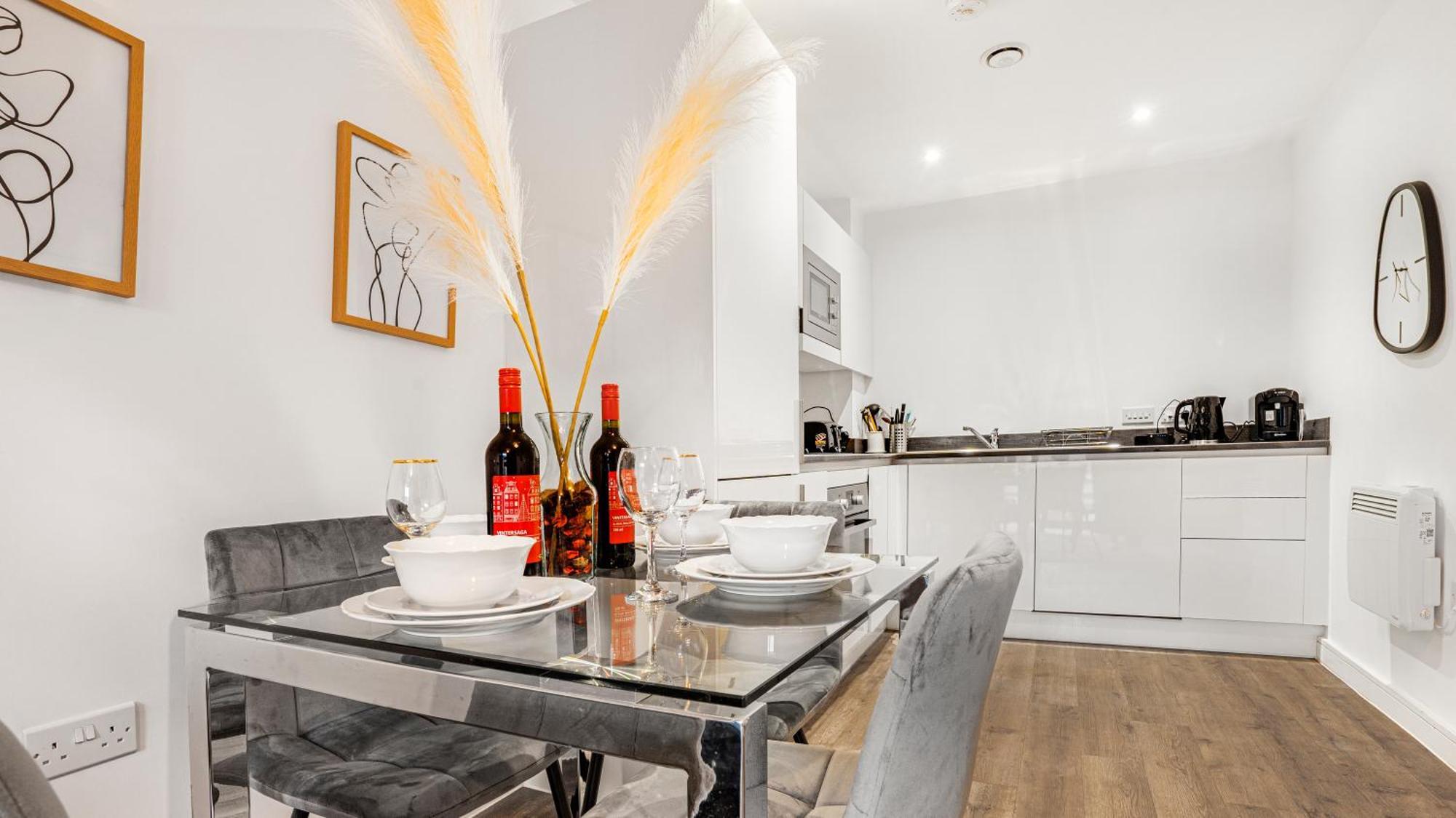 Oceanic Bliss: 2 Bed 2 Bath + Free Park + Netflix Apartment Birmingham Exterior photo